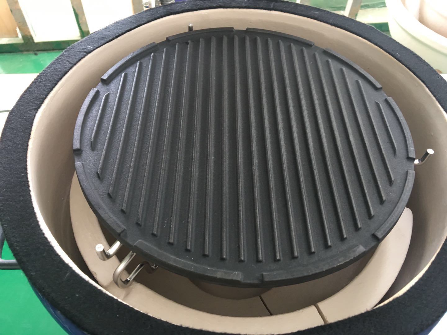 Cast iron cooking griddle